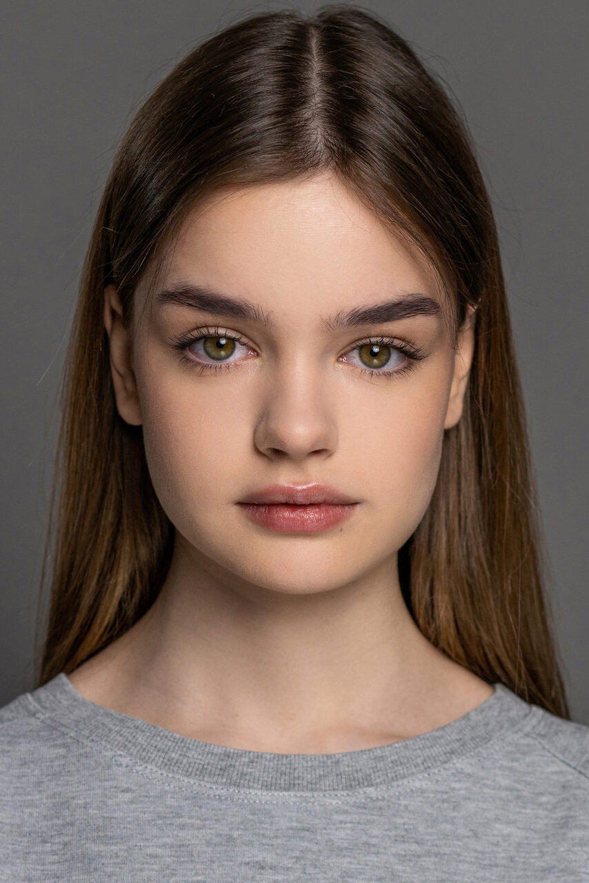 Александрина Олексюк as Vika in Госзащита