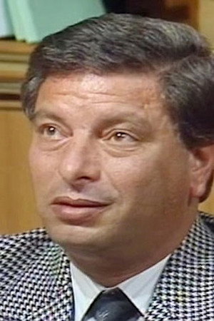 Adel Amein as حلمي in لقمة القاضي