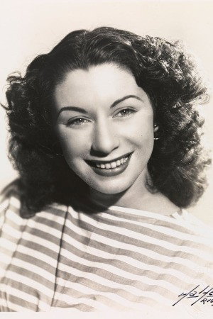 Renata Fronzi as Ludmila in Dulcinéa Vai à Guerra