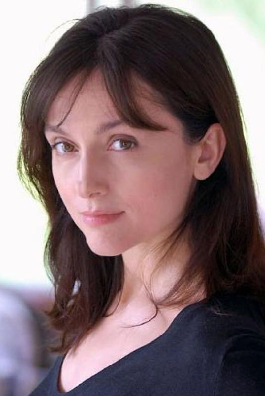 Margot Abascal as Françoise in Promotion canapé