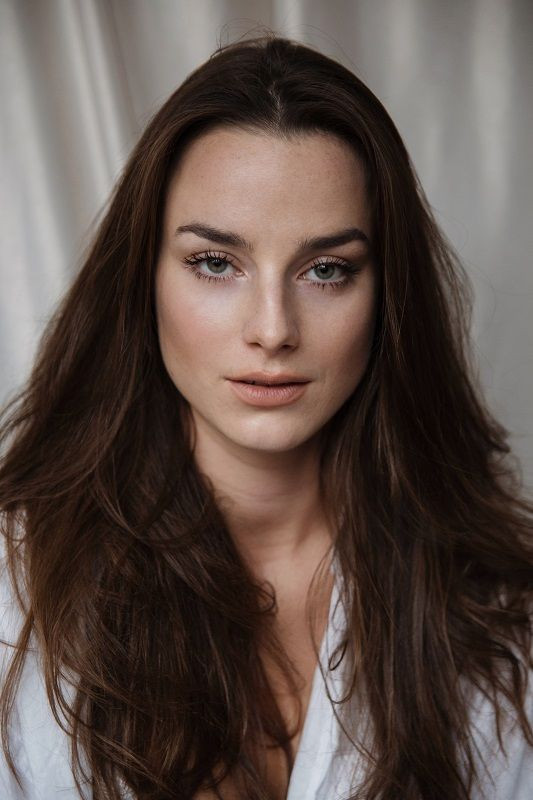 Antonina Jarnuszkiewicz as Karolina in Different Paths to Holiness