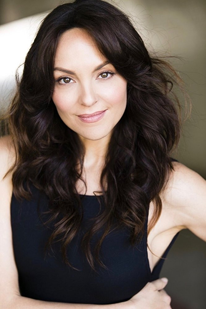 Carolina Gómez as Dra. Alicia Durán in A Corazón Abierto