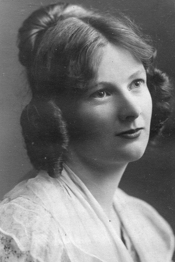Viola Lyel as Mrs. Willett in Passing Shadows