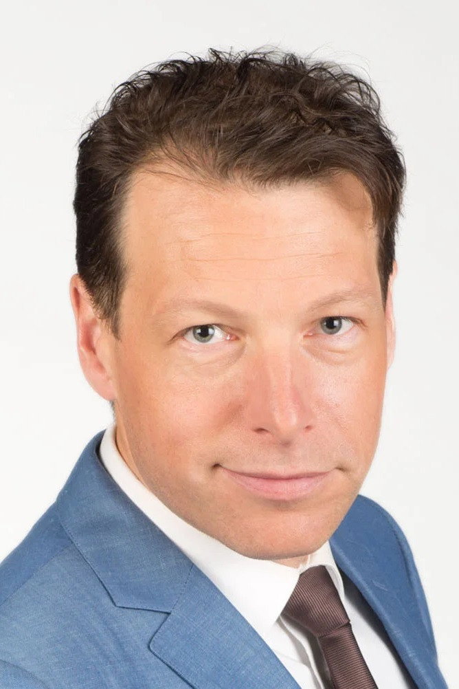 Herman van der Zandt as Self - Presenter in De Slimste Mens