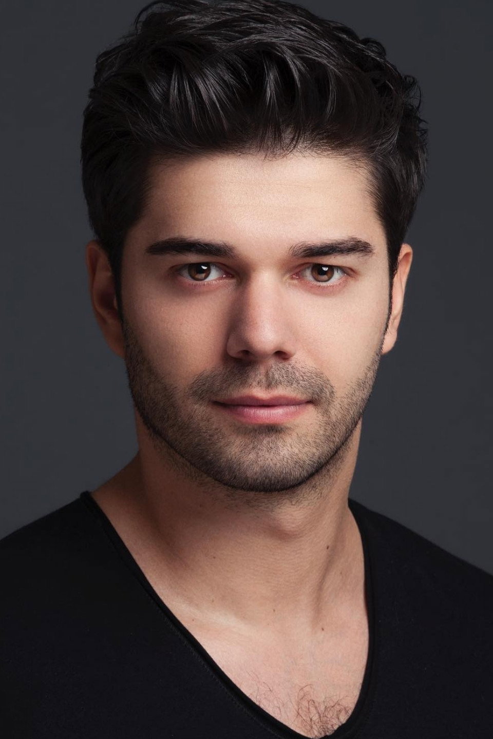 Batuhan Ekşi as Onur in Kardeş Çocukları