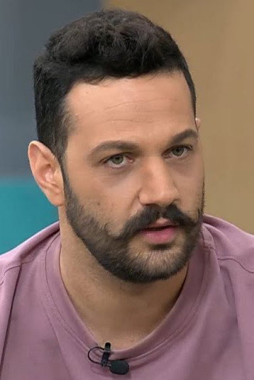 Λευτέρης Μητσόπουλος as Priest in Listen who's talking.