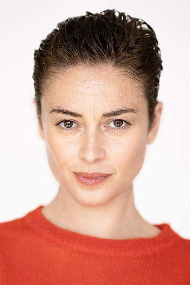 Emmanuelle Bouaziz as Léa in Murder in Lille