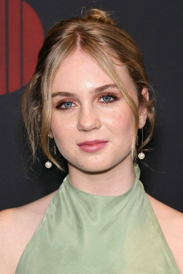 Ariel Donoghue as Emma in Wolf Like Me
