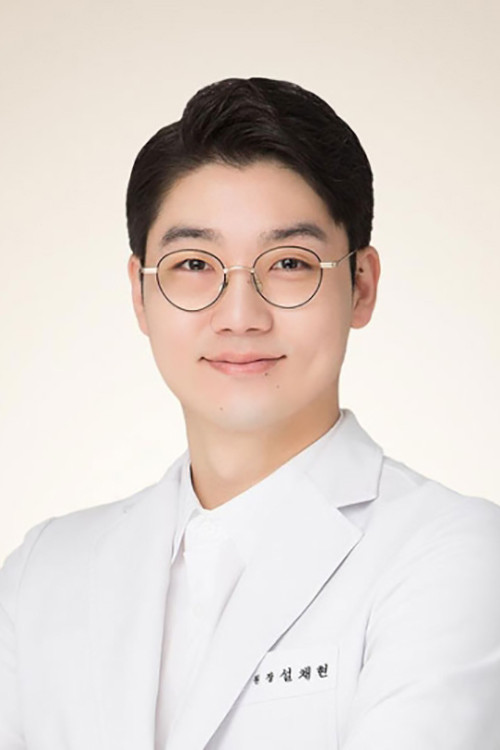 설채현 as Self - Host in Pet Me Pick Me
