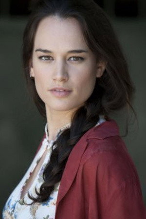 Iria Parada as Ana in El amor que me dejasteis