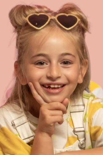 Αμαρυλλίς Καπίρη as Chara Politi in I Have Children