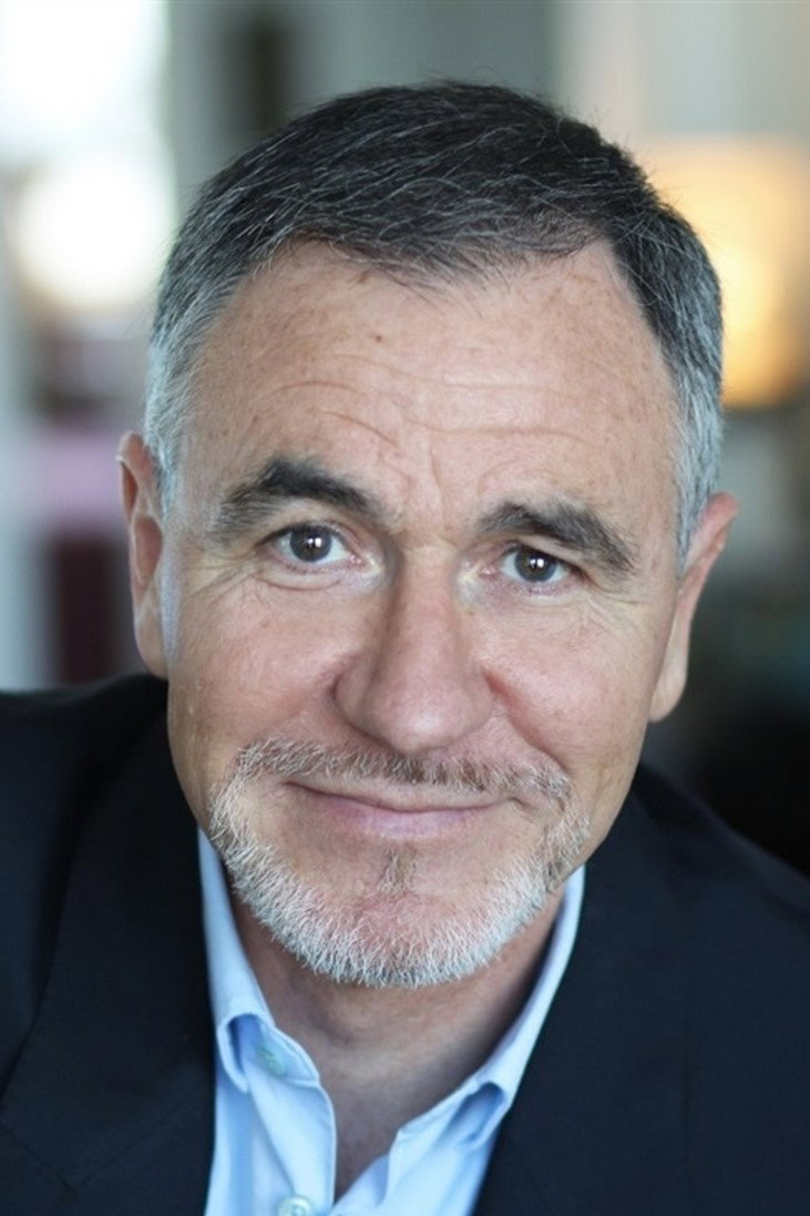 Jean Dell as Le gérant in Braquage en famille