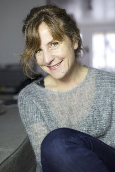 Daphné De Quatrebarbes as Tante Léa in Fly Me Away