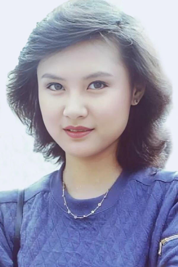 Mitra King Toi-Yam as 李洛雲 in The Foundation