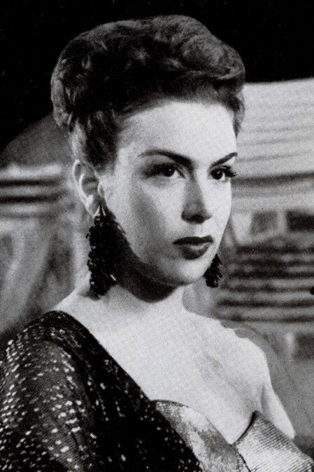 Nyta Dover as Marisa in La famiglia Passaguai