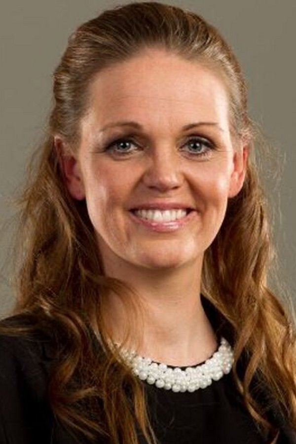 Christel Winther as Bryllupsarrangøren in Købmænd på 1. klasse