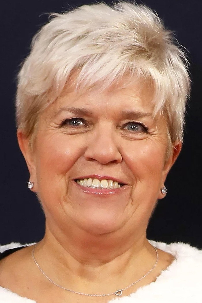 Mimie Mathy as Capitaine Jourdan in Le Prix de la loyauté