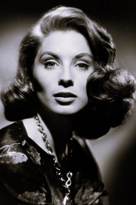 Suzy Parker as Lisa Cardigan in The Interns