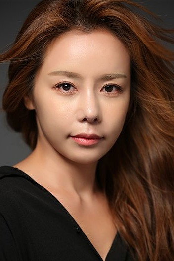 신이 as Chae-Young in My Boyfriend Is Type B