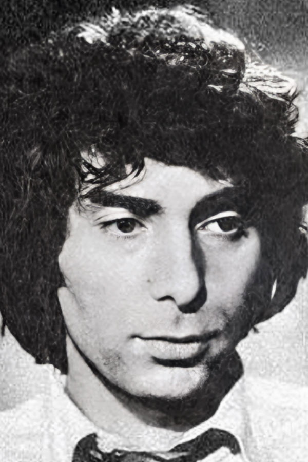 Claudio García Satur as Enrique in Son de diez