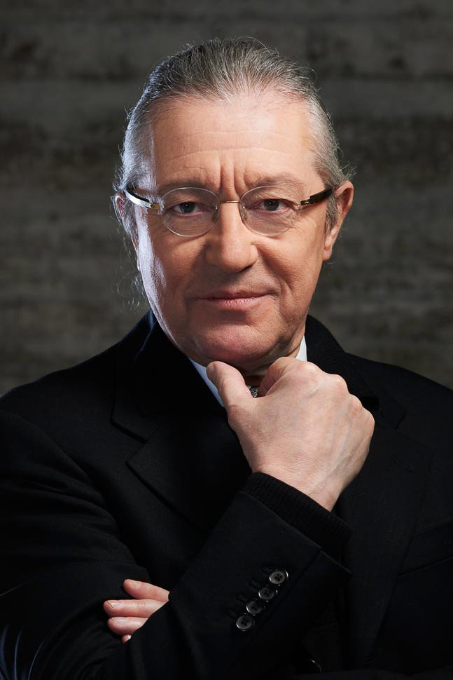 Sylvain Cambreling as Self - Conductor in Così fan tutte