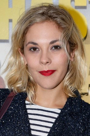 Alysson Paradis as Chloë in Trauma