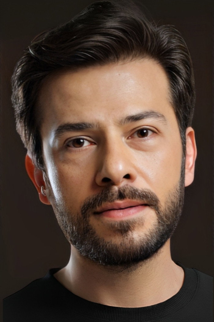 Ahmet Tansu Taşanlar as Azat Şadoğlu in Hercai