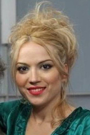 Ελισάβετ Καζοπούλου as Elsa in Show Bitch!