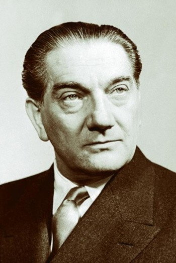Zoltán Greguss as Szalánczy úr in Kojak in Budapest