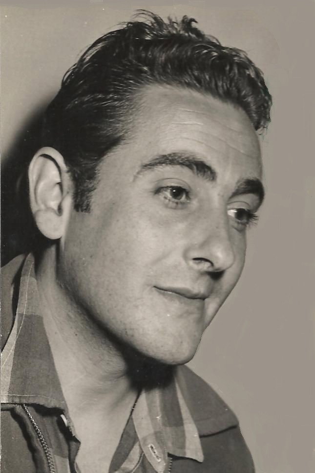 Ángel Ter as Mariano in Lo que cuesta vivir