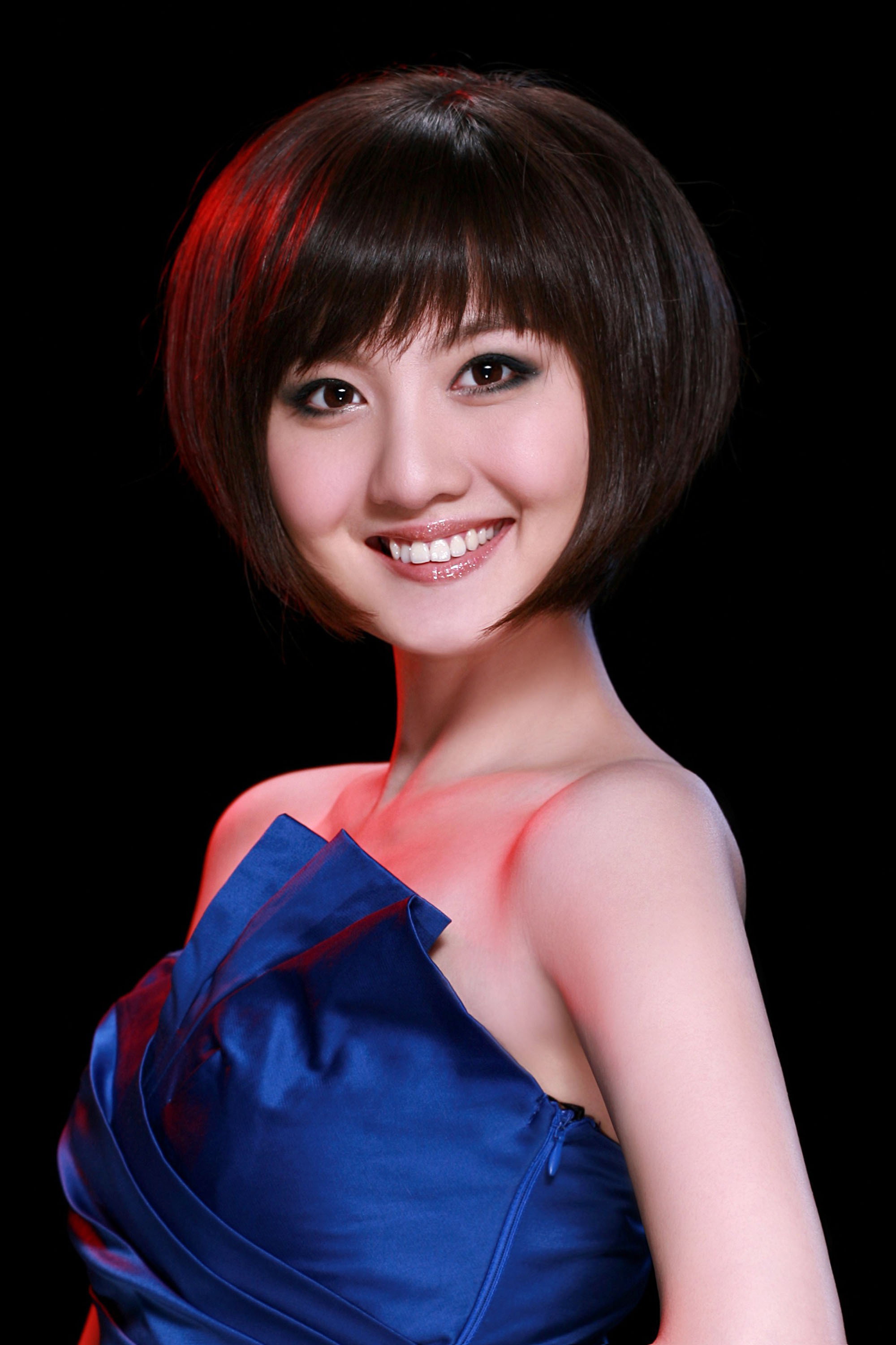 Jiang Xiaohan as Adult Zhu Zhu in Sunny Sisters