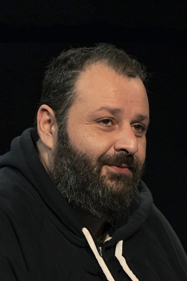 Σωκράτης Πατσίκας as Βασίλης in Όλα στην Ταράτσα