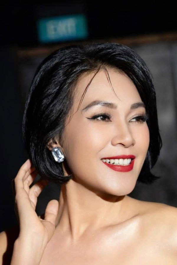 Đinh Y Nhung as Giang in Những ngọn nến trong đêm