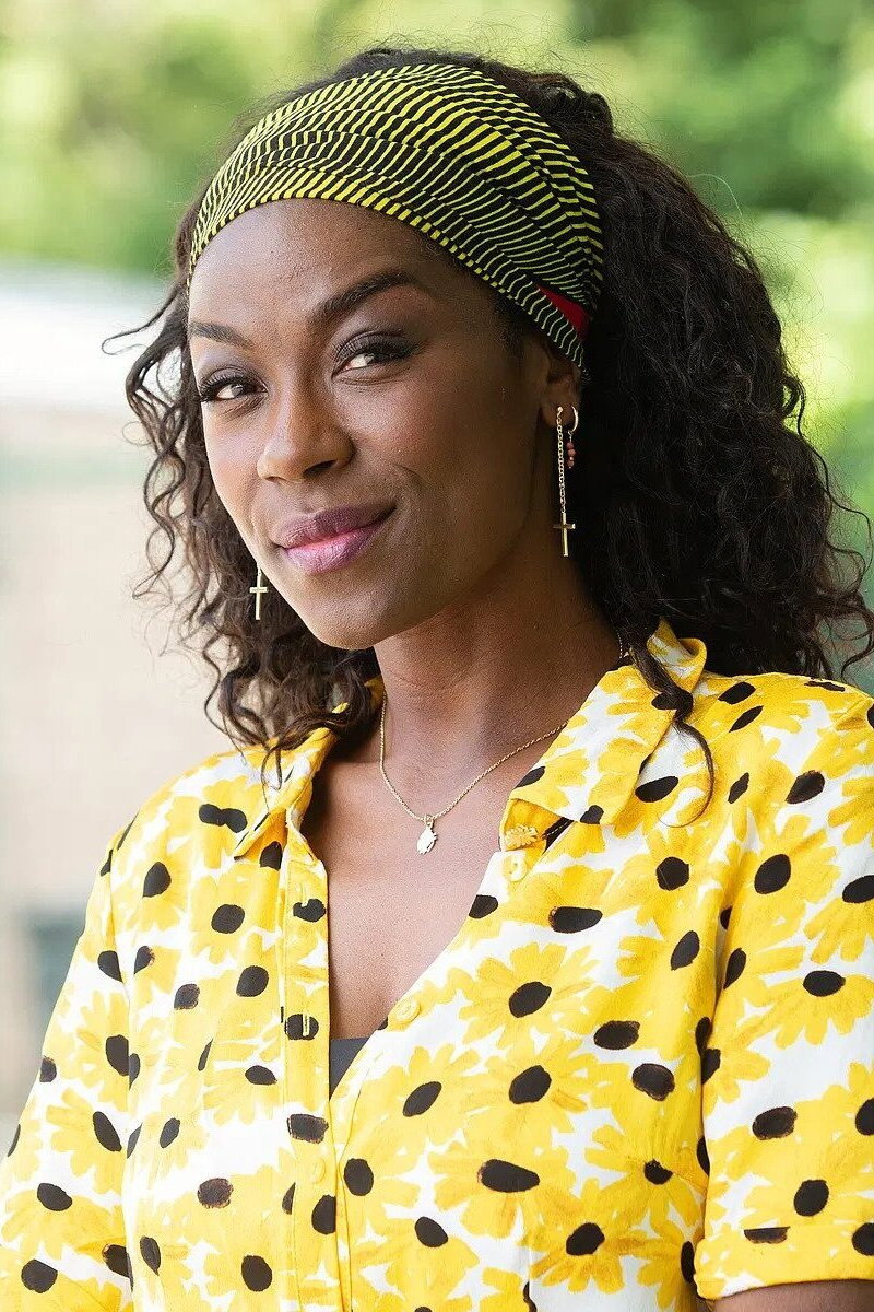 Giovanca Ostiana as Self - Host in Amazing Grace