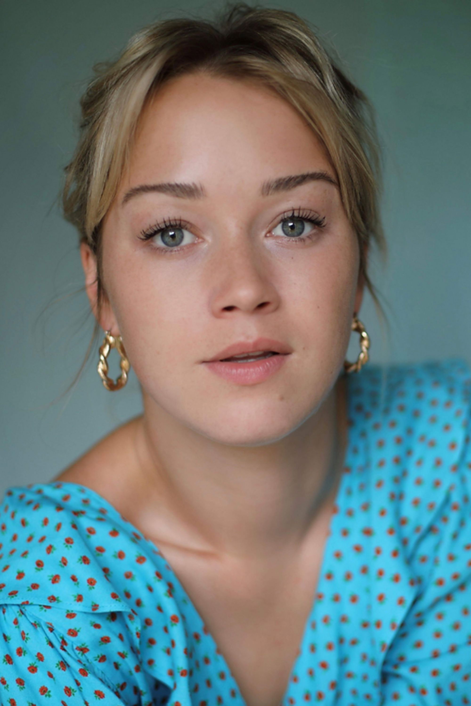 Hannah Traylen as Helen in Vote Gavin Lyle