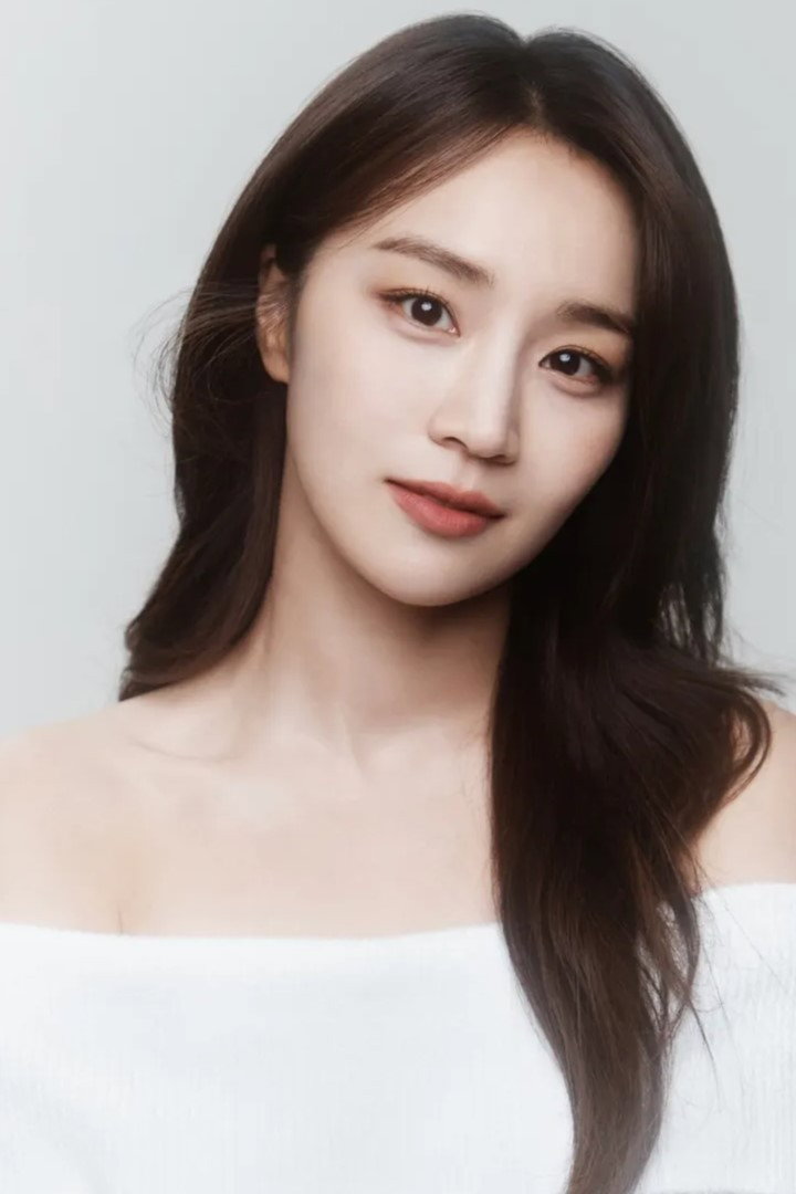 정유민 as Hwang Min-ah in Judge vs. Judge