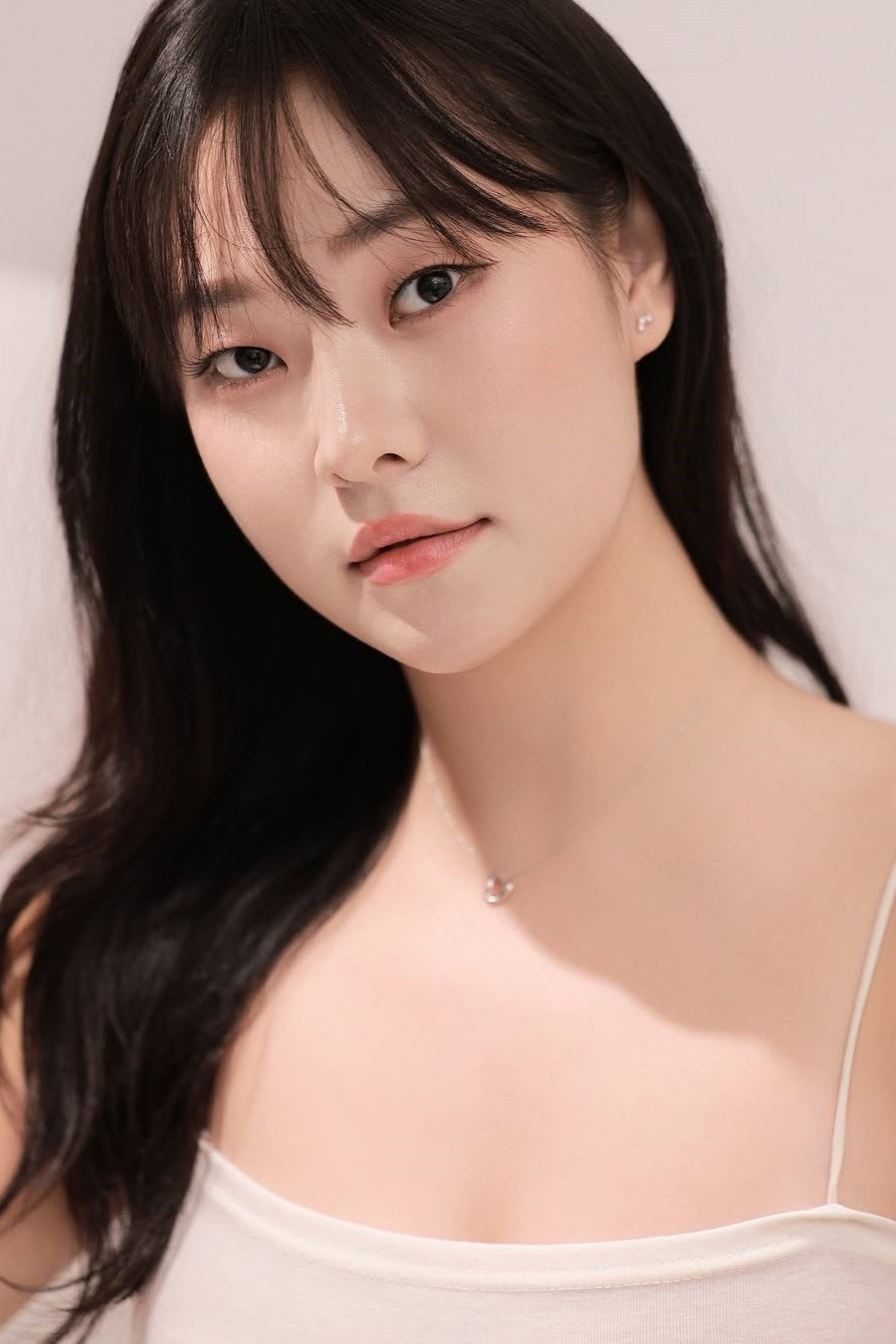 Ji Moon as Hyejin in L-Pop