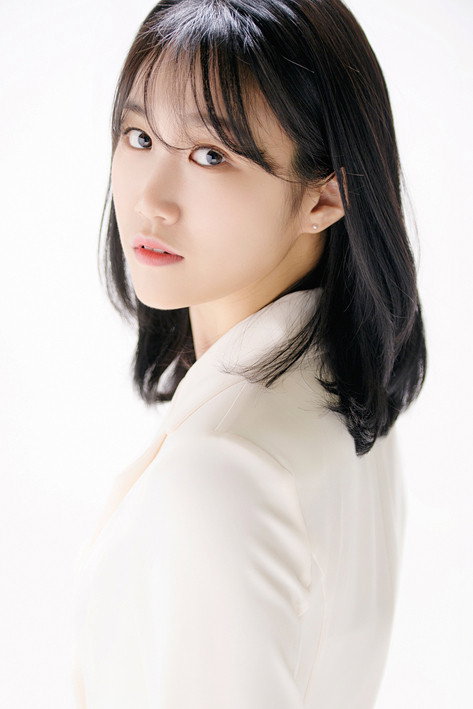 기도영 as Moon-kyeong in A Distant Place