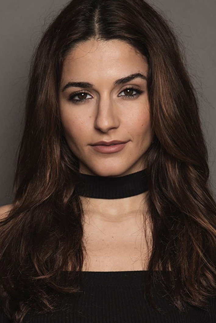 Sofia Mota as Lara in Love Bet