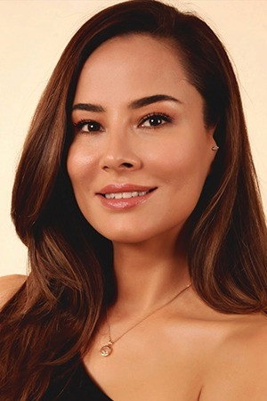 Özlem Conker as Asiye in Legend of the Black Tree