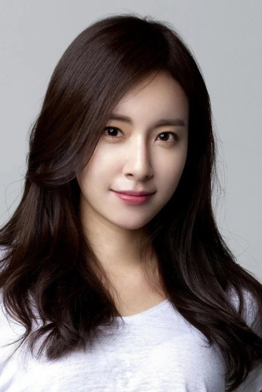 Jeong Seo-ha as Lee Young-eun (Lee Ji-eun Younger Sister) in Phoenix