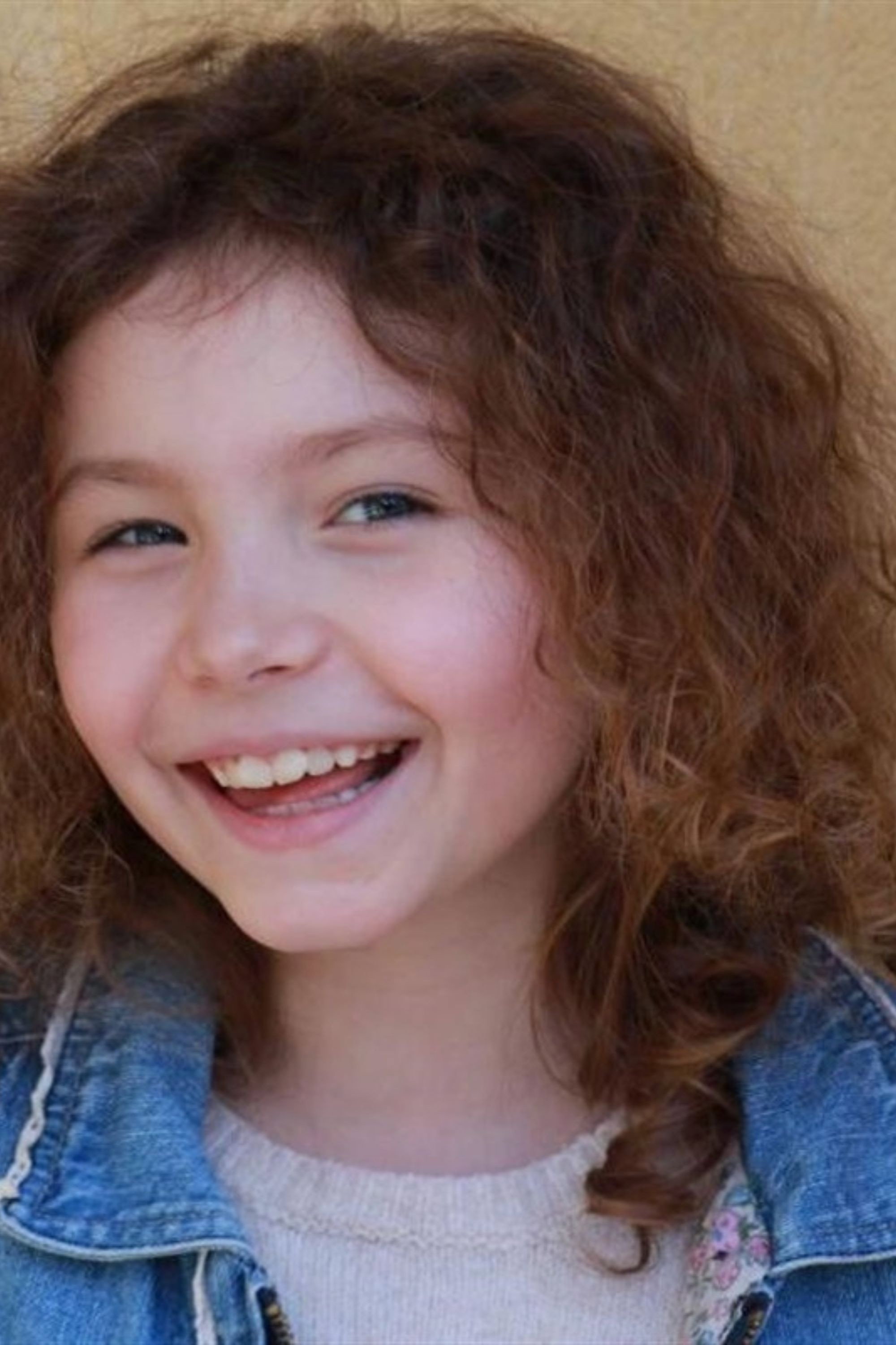 Alizée Caugnies as Louise in Family Pack