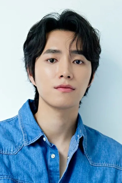 황휘 as Detective in You Will Die in 6 Hours