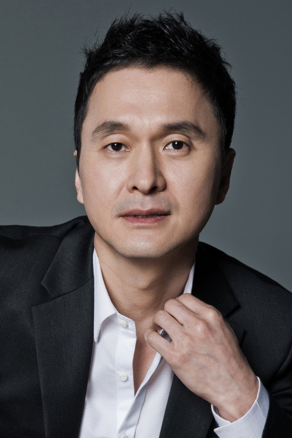 장현성 as Lee Dong-Soo in Woman with a Suitcase