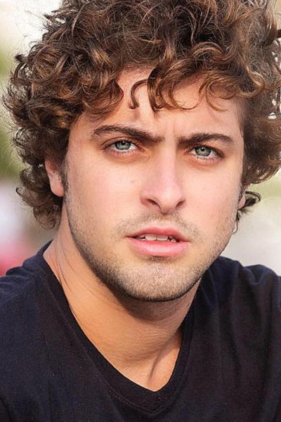 Eike Duarte as Dênis in Uma Garota Comum