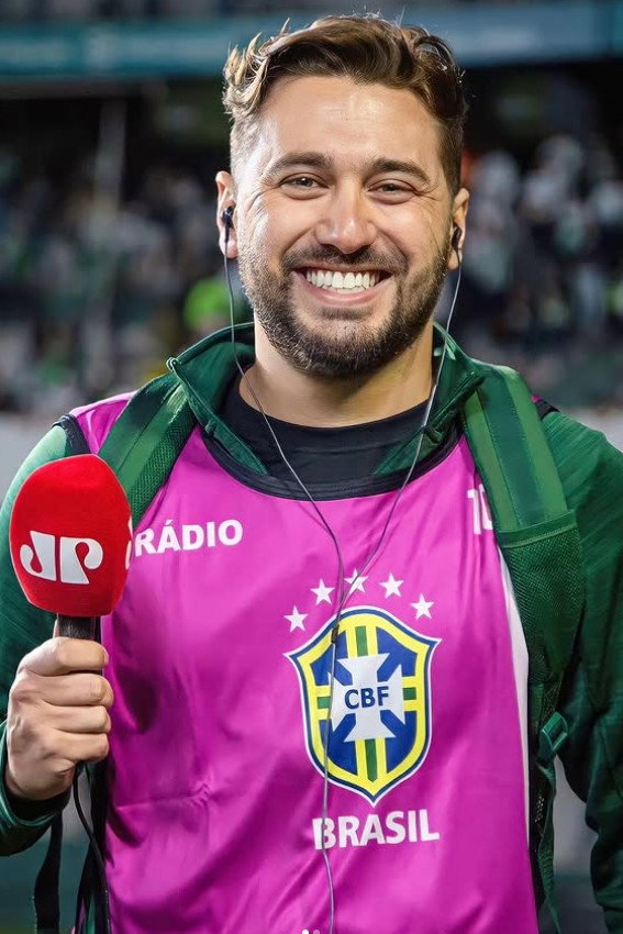 Rogério Scarione as Pitch-side reporter in 1973 - OS CAMPEÕES DO POVO