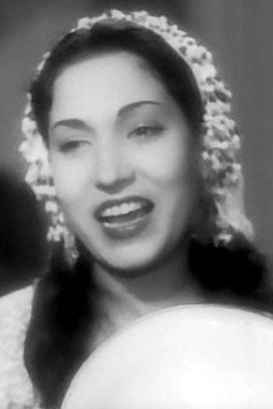 Lola Abdo as المطربة آمال in الحب المكروه