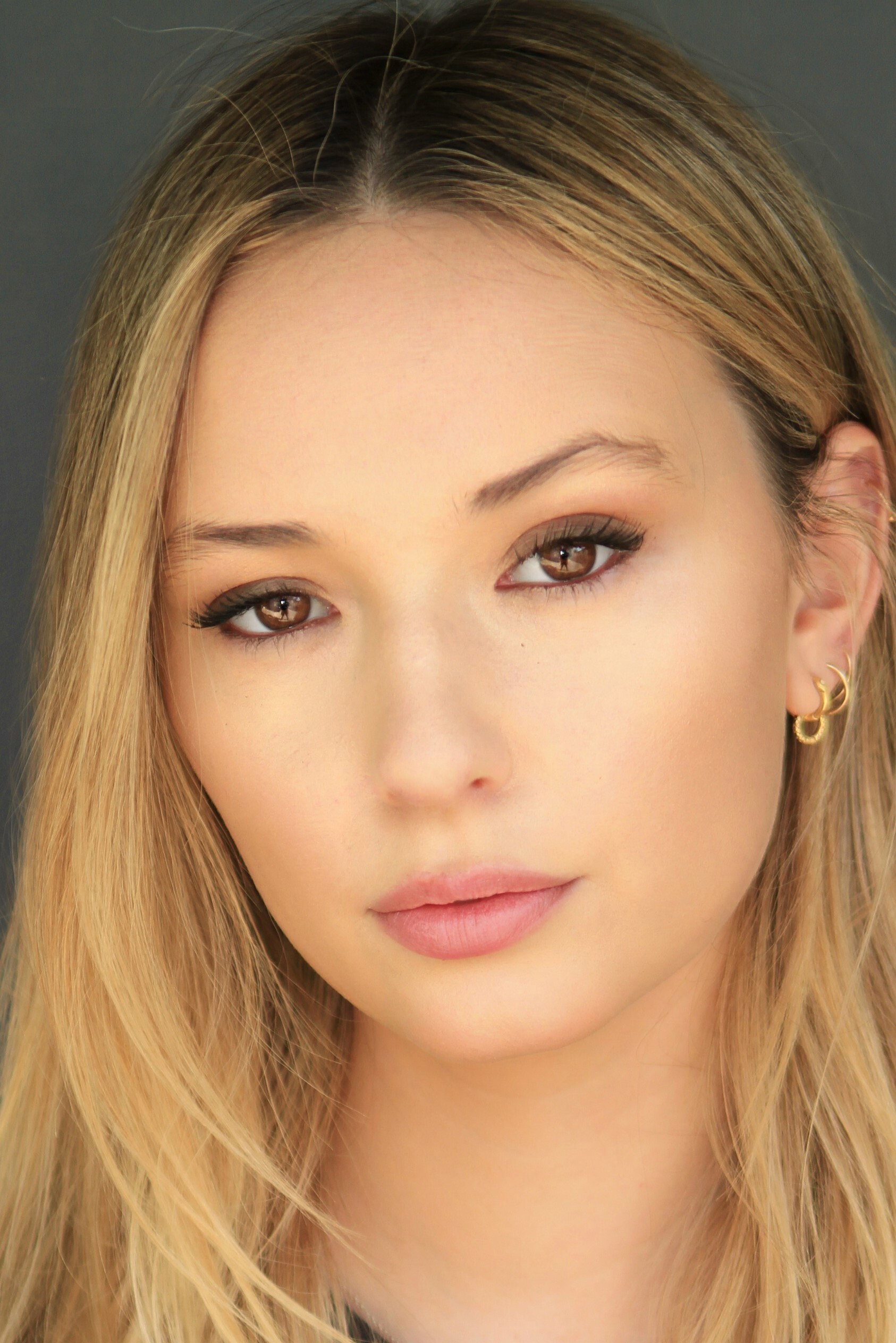 Caitlin Harris as Amy in Old 37