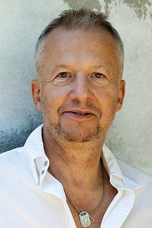 Bogusław Linda as 'Gliniarz' in Sezon na leszcza