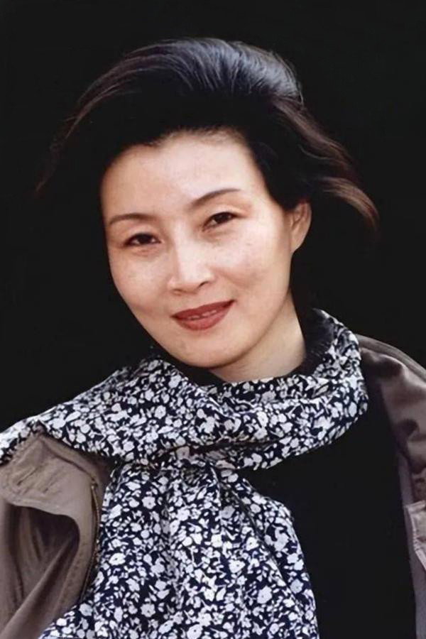 Zhu Yin as Li Baoying in Love in Shanghai